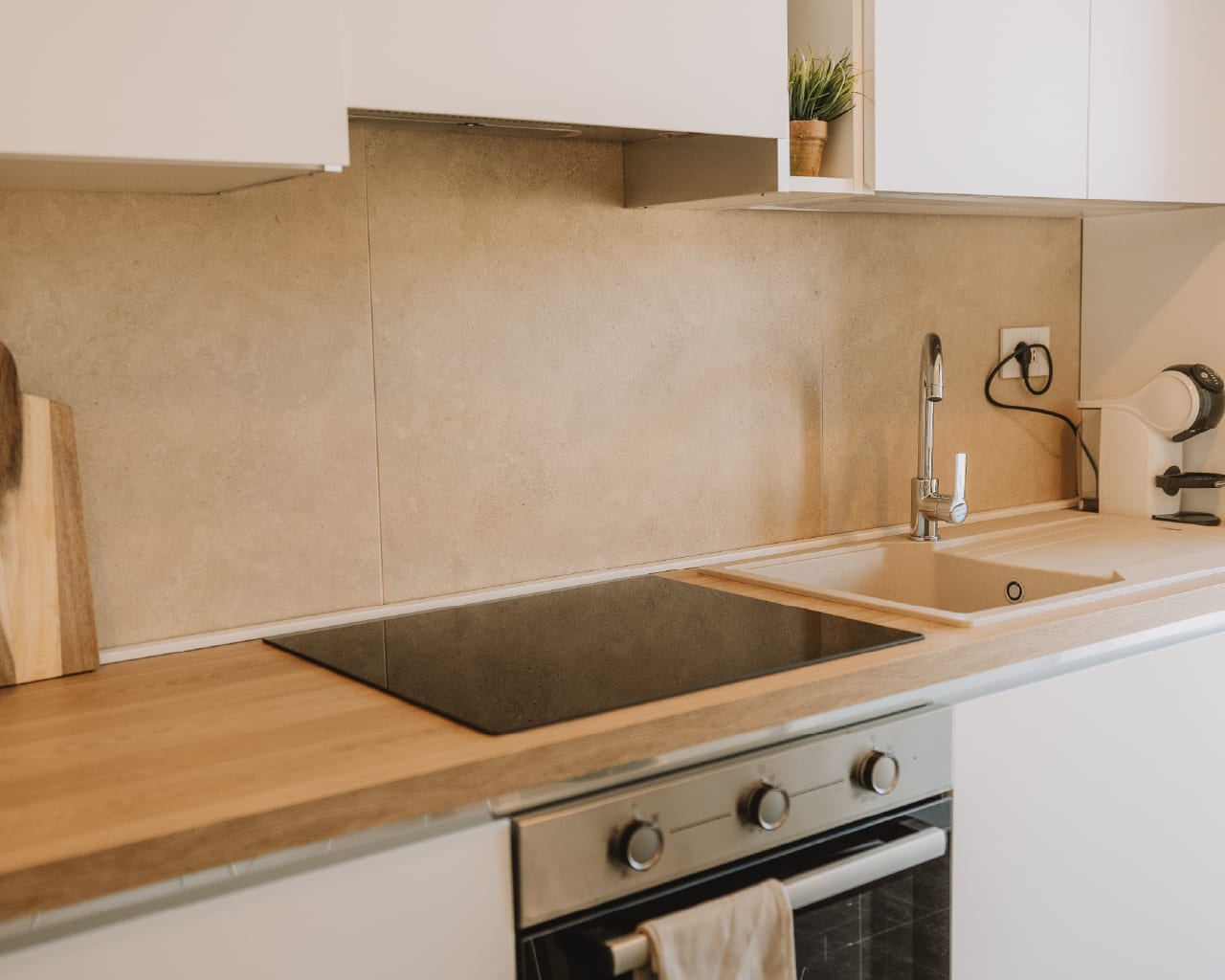 Dettaglio Top Cucina Appartamento 10 Gaie Apartments Carbonia